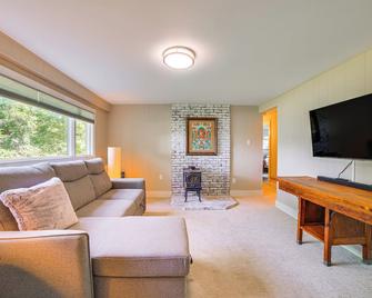 Inviting Vermont Home On Mount Ascutney! - Brownsville - Living room