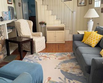 First Fl Apt Lovely, Immaculate home. Ocean Block!! Owned by Original Owner - Long Beach - Sala de estar