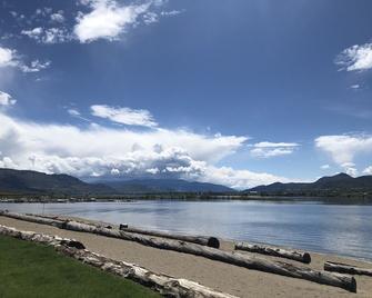 Cozy, Modern Cottage by the Lake in Wine Country - Osoyoos - Strand