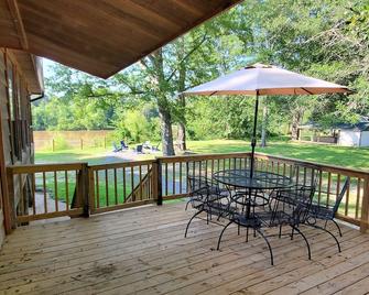 Escape City Life at this Exceptional Cabin Retreat with River Views. - Lucedale - Balcón