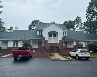 Golf Front Longleaf Condo2br 2ba - Southern Pines - Building