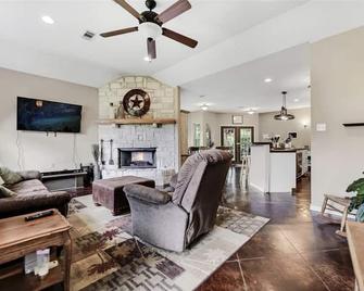 Little House on the Corner - Livingston - Living room