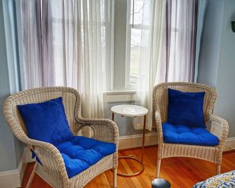 Relaxing stay at Morris Orchard 25 minutes from Liberty University. - Monroe - Living room