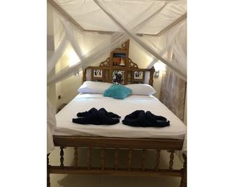 Bottoms Up - Zanzibar - Bedroom
