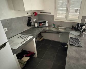 Appartement cosy au centre-ville - Баньоль-сюр-Сез - Кухня