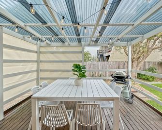 4-Bed Beach House with Garden & Alfresco Dining - Tomakin - Balcony
