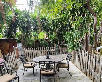 Updated cozy 1/1 apt. Private, W/D, WiFi, parking, !0 min. to everything Pets OK - West Palm Beach - Patio