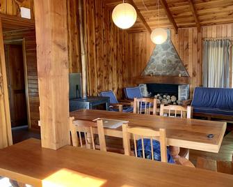 Dreamy Wooden Cabin by the River - Junín de los Andes - Eetruimte