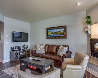 River's Echo Downtown Leavenworth Condo Vacation Rental, Mountain View for 6 - Leavenworth - Living room