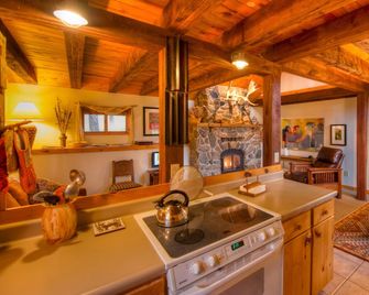 Cabin at Green Mountain - Deadwood - Kitchen