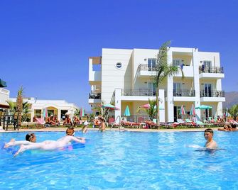 Yiannis Manos Hotel Resort - Mália - Pool
