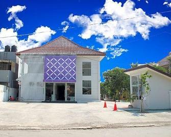 Smile Hotel - Cirebon - Building