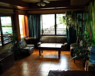 F and C Guesthouse by Hiverooms - Canlaon - Sala de estar