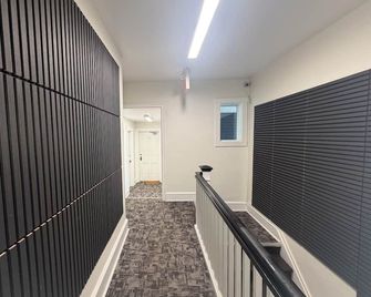 Centre of Wolfville 3rd Floor View 2BR & 3 Queen Beds - Wolfville - Pasillo