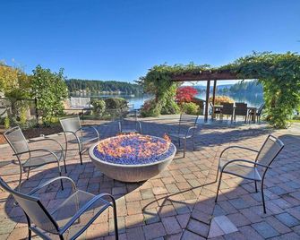 Lake Lovers Oasis Hot Tub and Mt Rainier View! - Eatonville - Patio