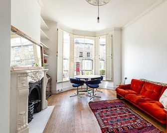 Retro Charm and Modern Comforts - London - Living room