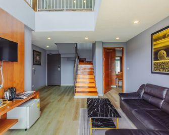 Elite Suites Patong - Patong - Sala de estar