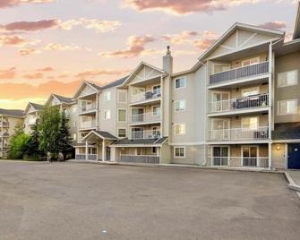 Last-minute Discounts! 2Bed 2Bath on the River - Convenient Central Location! - Fort McMurray - Building