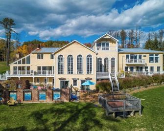 River House by AvantStay Historic Secluded Estate on the Hudson River w Pool Sleeps 24 - Catskill - Будівля