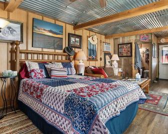 Artesia Hilltop Cabin - Kerrville - Bedroom