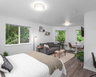 Private Newly Renovated Studio w private Parking! - Portland - Bedroom
