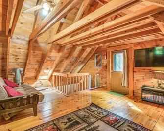 Charming Wellesley Island Cabin Near State Parks - Wellesley Island - Living room