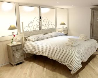 B&B Napoli La scalinata di Chiaia - Naples - Bedroom