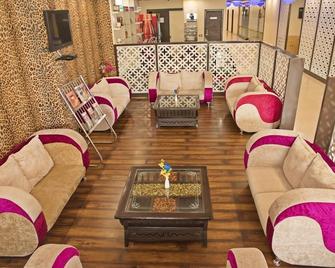 Spring Sky Mughalsarai By Shrigo Hotels - Mughalsarāi - Lounge