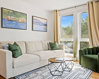 New Bright Capitol Hill Condo, Great Location Views - Seattle - Living room