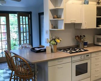 Charming House Close To Heart Of Bryn Mawr Village On A Quiet Residential Street - Bryn Mawr - Kitchen