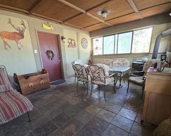 Village Lodge - Ruidoso - Living room