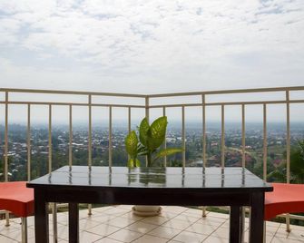 Springs International Hotel - Kasese - Balcón