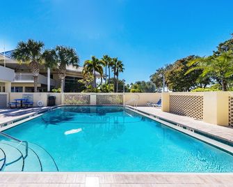 Come stay where the dolphins play! Unit 216 - Ruskin - Pool