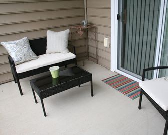 2-Night Off Season is Back! 10% Off Season Booking Discount! No Price Increase!! - Lewes - Living room