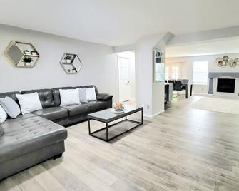 5 bdrms; King Beds, 2 kitchens; Dine/Shop/Scenic Trail; Easy Access to Downtown! - Northglenn - Living room
