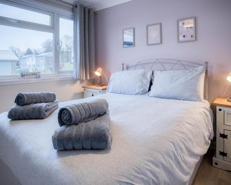 Swanbrook - 2 Bedroom Chalet- Freshwater East - Lamphey - Chambre