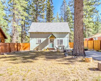Dog-friendly cabin with private hot tub near Camp Richardson - South Lake Tahoe - Building