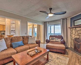 2 Mi to Skiing Beech Mountain Resort Condo! - Beech Mountain - Living room