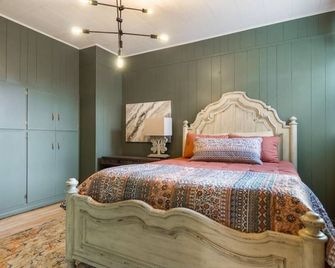 McKinley Mansion Half Building, sleeps 35, Gym, Arcade Room - Pocatello - Bedroom