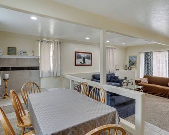 Charming Lakehead Cabin Walk to Shasta Lake! - Lakehead - Dining room