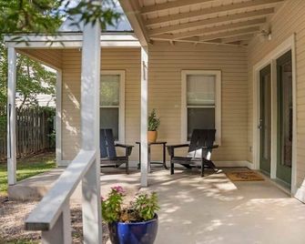 Denim & Diamonds, private hot tub, walk to Main St - Fredericksburg - Patio