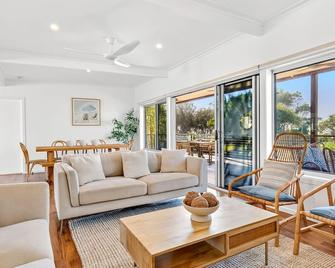 Shell Cove Beach house - Korora - Living room