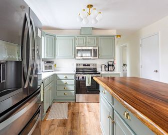 Fabulous Fun Home w/ hot tub in Saugerties - Saugerties - Keittiö