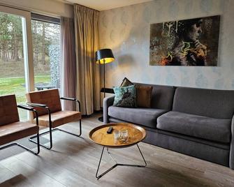 Kapershut 'Family Plus' for 1-6 persons, close to the beach, with indoor pool - Hollum - Wohnzimmer