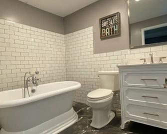 Cheerful 3 bedroom home free parking on premise - Chester