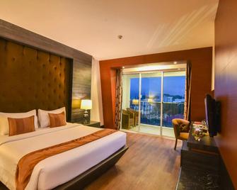 Grand Rocky Hotel Bukittinggi - Bukittinggi - Bedroom
