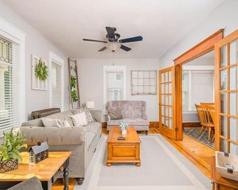 Spacious Downtown Character Home - 4 bedroom 3 bath Lawrence University College Ave - Appleton - Living room