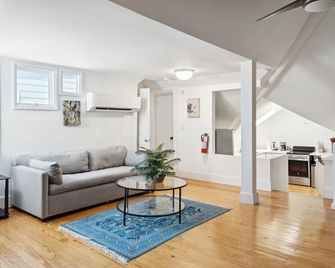 Luxurious Private Suites In Downtown Cha - Charleston - Living room