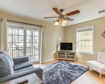 1 Mi to Jenkinsons Boardwalk Family Gem with Grill - Point Pleasant Beach - Living room