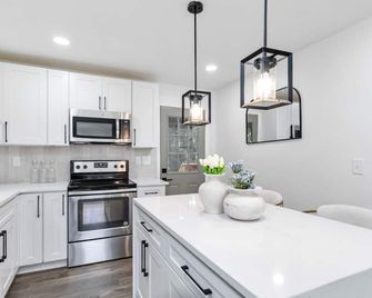 Cozy & Charming 2-bedroom bungalow in lovely Charlotte close to Uptown - Charlotte - Küche